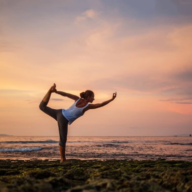 Kafkas kadın pratik yoga, deniz kıyısı