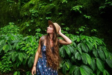 Bali, Endonezya üzerinde şelale yakın kadın 