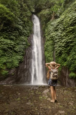 Bali Munduk waterfal yakınlarındaki kadın, Endonezya