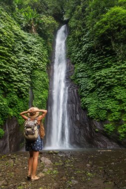Bali Munduk waterfal yakınlarındaki kadın, Endonezya