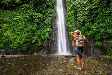 Bali Munduk waterfal yakınlarındaki kadın, Endonezya