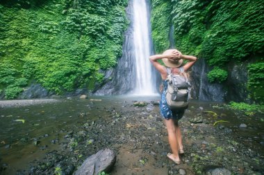 Bali Munduk waterfal yakınlarındaki kadın, Endonezya