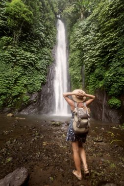 Bali Munduk waterfal yakınlarındaki kadın, Endonezya