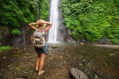 Bali Munduk waterfal yakınlarındaki kadın, Endonezya