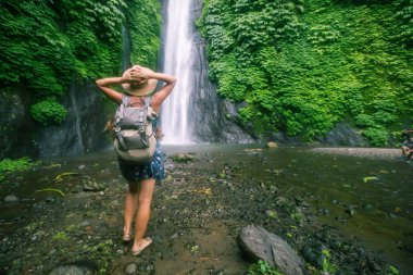 Bali Munduk waterfal yakınlarındaki kadın, Endonezya
