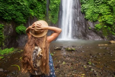 Bali Munduk waterfal yakınlarındaki kadın, Endonezya
