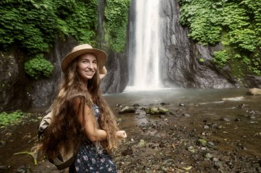 Bali Munduk waterfal yakınlarındaki kadın, Endonezya