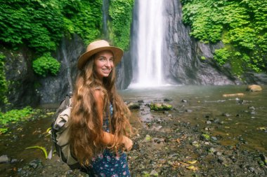 Bali Munduk waterfal yakınlarındaki kadın, Endonezya