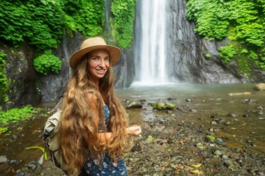 Bali Munduk waterfal yakınlarındaki kadın, Endonezya