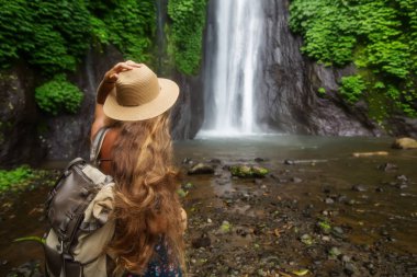 Bali Munduk waterfal yakınlarındaki kadın, Endonezya