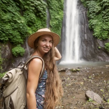 Bali Munduk waterfal yakınlarındaki kadın, Endonezya