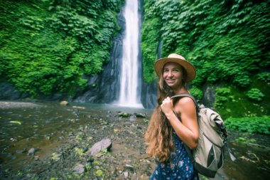 Bali Munduk waterfal yakınlarındaki kadın, Endonezya