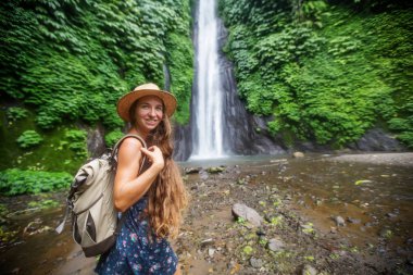 Bali Munduk waterfal yakınlarındaki kadın, Endonezya