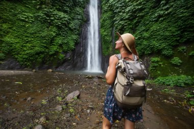 Bali Munduk waterfal yakınlarındaki kadın, Endonezya