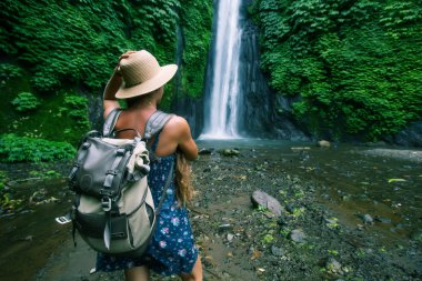 Bali Munduk waterfal yakınlarındaki kadın, Endonezya