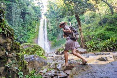  Su fal yakın kadın Bali, Endonezya üzerinde git git 