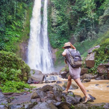  Su fal yakın kadın Bali, Endonezya üzerinde git git 