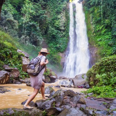  Su fal yakın kadın Bali, Endonezya üzerinde git git 
