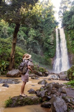  Su fal yakın kadın Bali, Endonezya üzerinde git git 