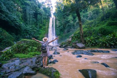  Su fal yakın kadın Bali, Endonezya üzerinde git git 