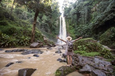  Su fal yakın kadın Bali, Endonezya üzerinde git git 