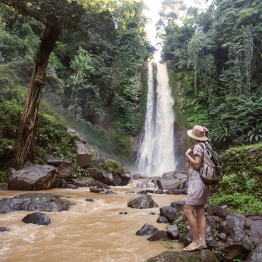  Su fal yakın kadın Bali, Endonezya üzerinde git git 