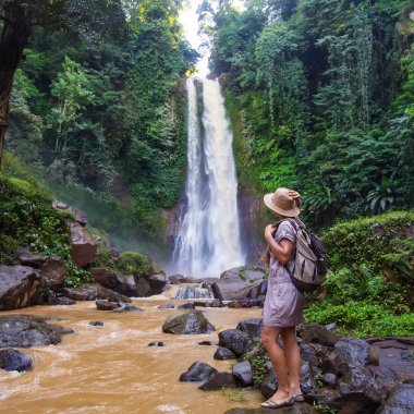  Su fal yakın kadın Bali, Endonezya üzerinde git git 