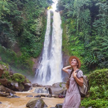  Su fal yakın kadın Bali, Endonezya üzerinde git git 