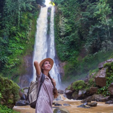  Su fal yakın kadın Bali, Endonezya üzerinde git git 
