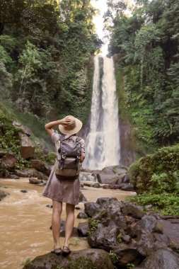  Su fal yakın kadın Bali, Endonezya üzerinde git git 