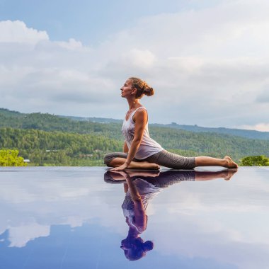 Beyaz kadın havuz tarafından Yoga pratik