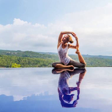 Beyaz kadın havuz tarafından Yoga pratik