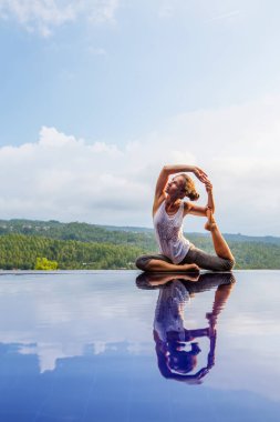Beyaz kadın havuz tarafından Yoga pratik