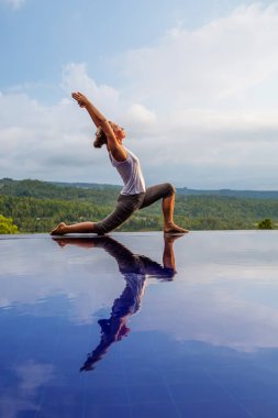 Beyaz kadın havuz tarafından Yoga pratik