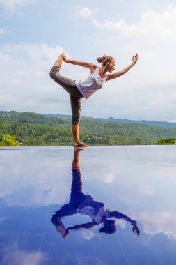 Beyaz kadın havuz tarafından Yoga pratik