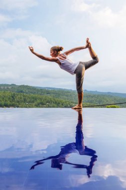 Beyaz kadın havuz tarafından Yoga pratik