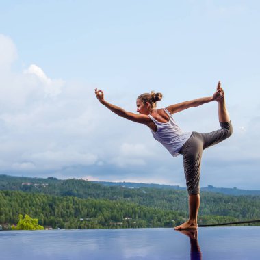 Beyaz kadın havuz tarafından Yoga pratik