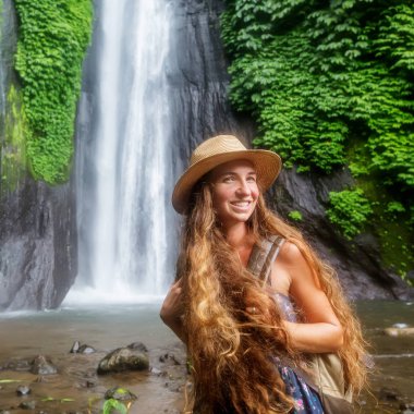 Bali Munduk waterfal yakınlarındaki kadın, Endonezya