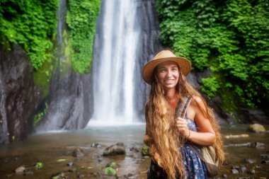 Bali Munduk waterfal yakınlarındaki kadın, Endonezya
