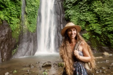 Bali Munduk waterfal yakınlarındaki kadın, Endonezya