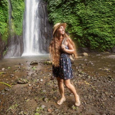 Bali Munduk waterfal yakınlarındaki kadın, Endonezya