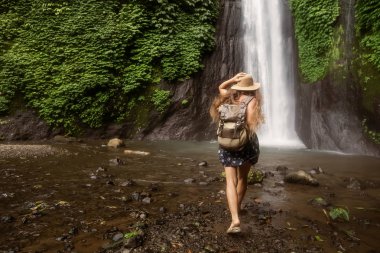 Bali Munduk waterfal yakınlarındaki kadın, Endonezya