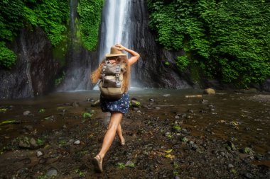 Bali Munduk waterfal yakınlarındaki kadın, Endonezya