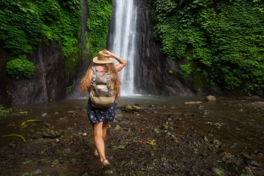 Bali Munduk waterfal yakınlarındaki kadın, Endonezya