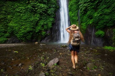 Bali Munduk waterfal yakınlarındaki kadın, Endonezya