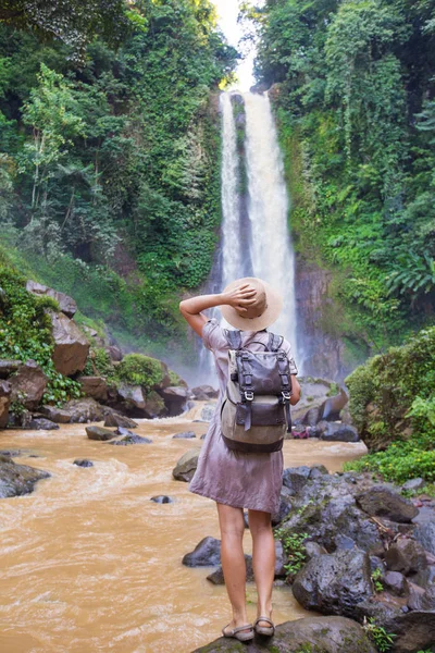 Kvinna nära vattenfall git git på Bali, Indonesien  — Stockfoto