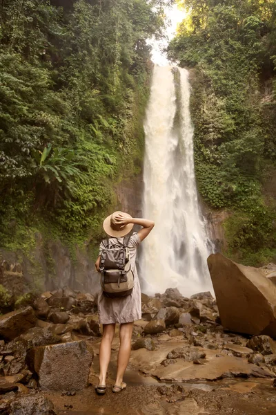 Kvinna nära vattenfall git git på Bali, Indonesien  — Stockfoto