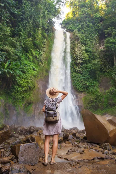 Kvinna nära vattenfall git git på Bali, Indonesien  — Stockfoto