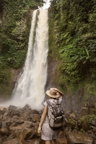 Kvinna nära vattenfall git git på Bali, Indonesien  — Stockfoto