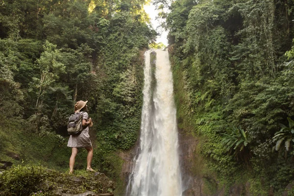 Kvinna nära vattenfall git git på Bali, Indonesien  — Stockfoto